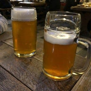 Sto sviluppando una seria passione per la birra,da bevitore ignorante mi sto inoltrando sempre di più nella cultura birraia. Chissà,magati tra un po di anni quando sarò un pensionato annoiato potrei produrmela in casa,sarebbe fighissimo