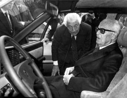 Gianni Agnelli mostra al Presidente Sandro Pertini la Lancia Thema