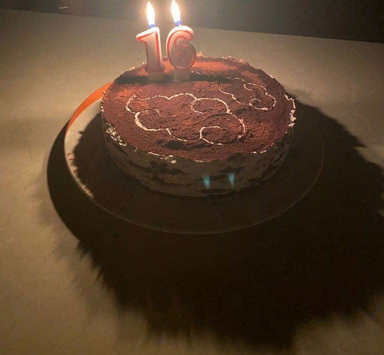 vi piace la torta che mi hHno fatto i miei amici p'anno scorso........ero fissto con naruto??