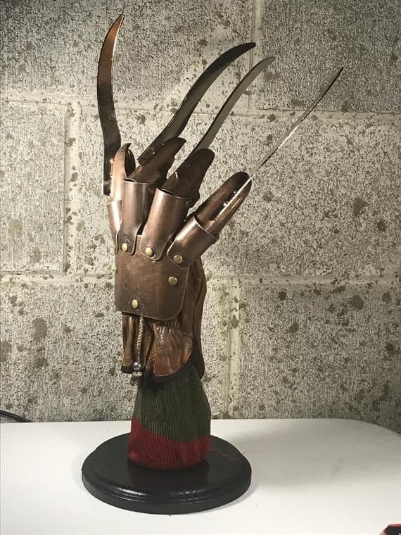 Spero di trovare qualcuno disposto a comprarmi il guanto di Freddy Krueger per il compleanno ?