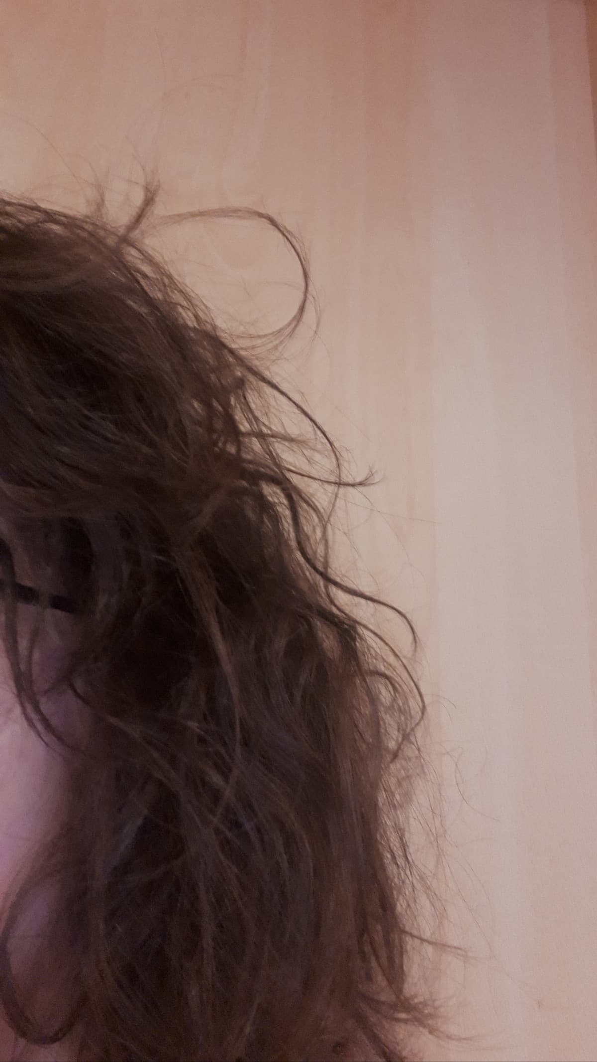 Mi sono svegliato da poco e qiesta è la situazione dei miei capelli, sono leggermente scompigliati direi