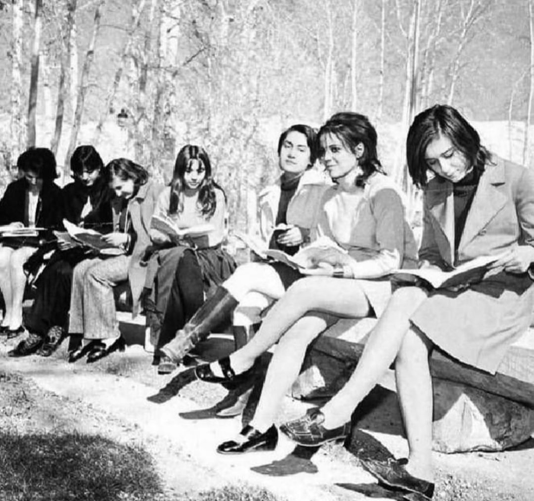 Studentesse iraniane, 1976. Adesso le donne per uscire devono per forza indossare il velo...