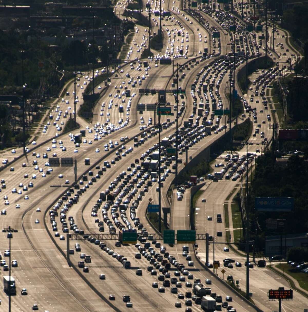 Gli effetti dell'urbanismo fatto col culo: assenza di trasporto pubblico e un autostrada con 26 corsie sulla quale comunque si forma traffico