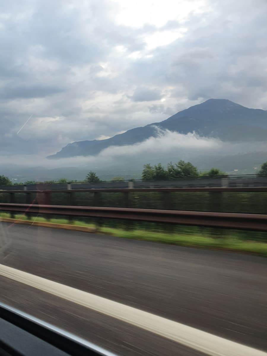 Che figata sembra che ci siano le onde sotto la montagna