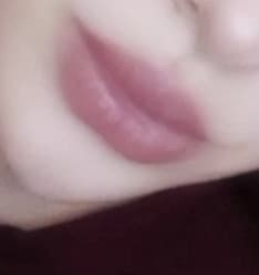 Vi prego ditemi un rossetto, matita, lucidalabbra qualsiasi cosa che abbia questa colorazione. Grazie.