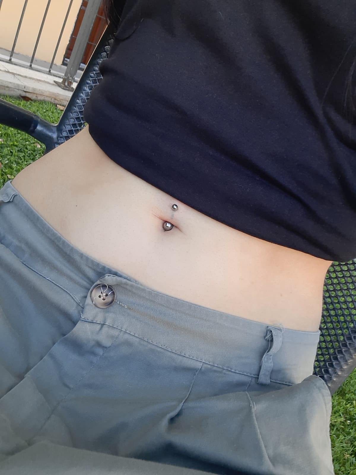 oggi ho provato il brivido di fare piercing all'ombelico. Molto contenta. Ho messo due foto perché la prima sono seduteae mi si è schiacciato l'ombelico per la cicciettina