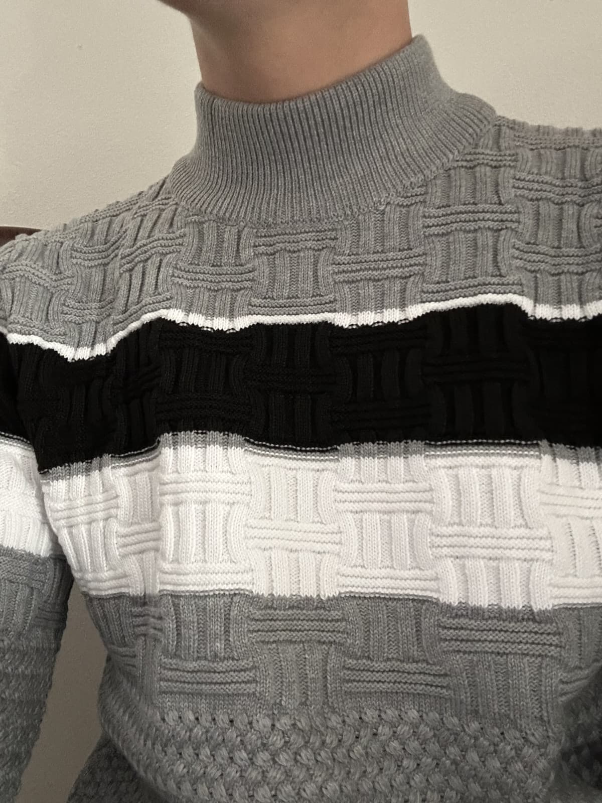 Ma il colletto di questo maglione va indossato così? Ho provato ad abbassarlo ma non si può 