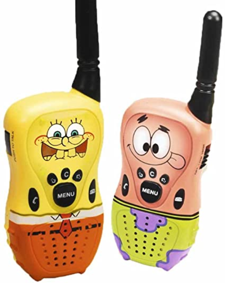 Comunque prima di avere il primissimo telefono, alle elementari giocavamo ad avere il cellulare con i walkie-talkie, tipo spie che se la tiravano perché parlavano a distanza. che cringiata pazzesca se ci  penso  :'D