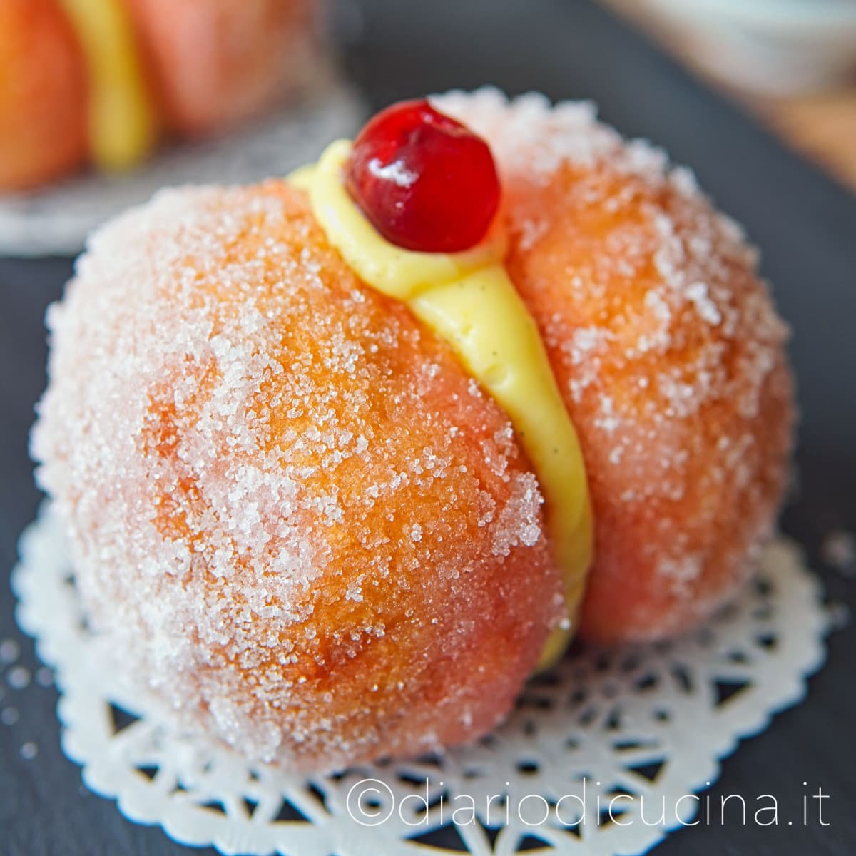 Sono forse il terzo dolce di pasticceria più buono, dopo la russa e il cannellone dolce. Solo che io sono abituato a quelle che hanno il diametro di Giove 