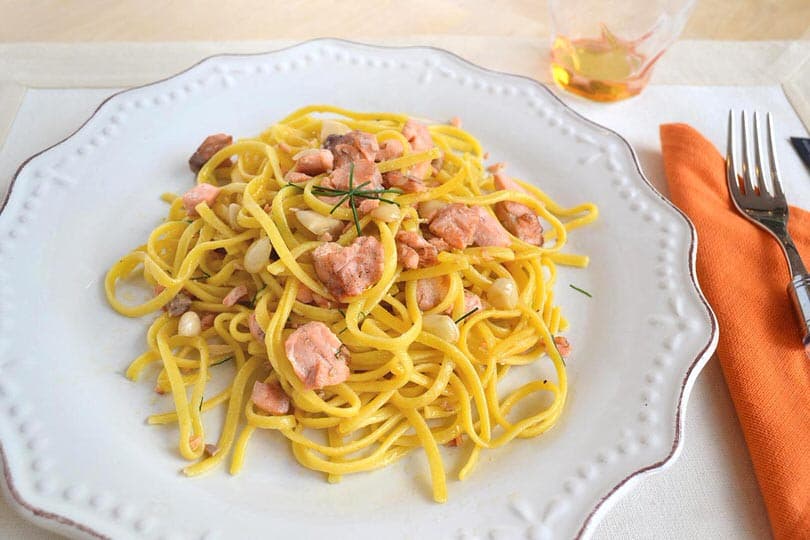 Un pranzo leggero e raffinato: tagliolini al salmone, il gusto del buongiorno! 🍝🌞 #PranzoGourmet #GustoDelGiorno







