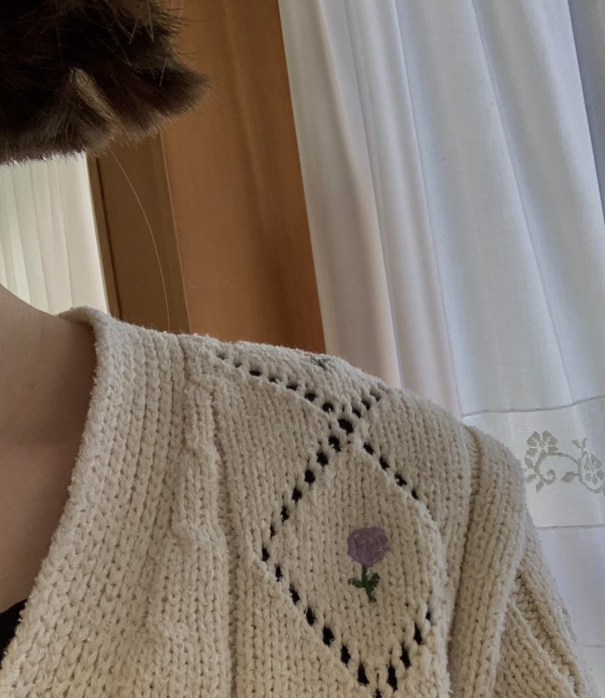 sta sera pazzerelli vi esco una spalla con il mio nuovo cardigan da nonna e un capello che rovina la foto 