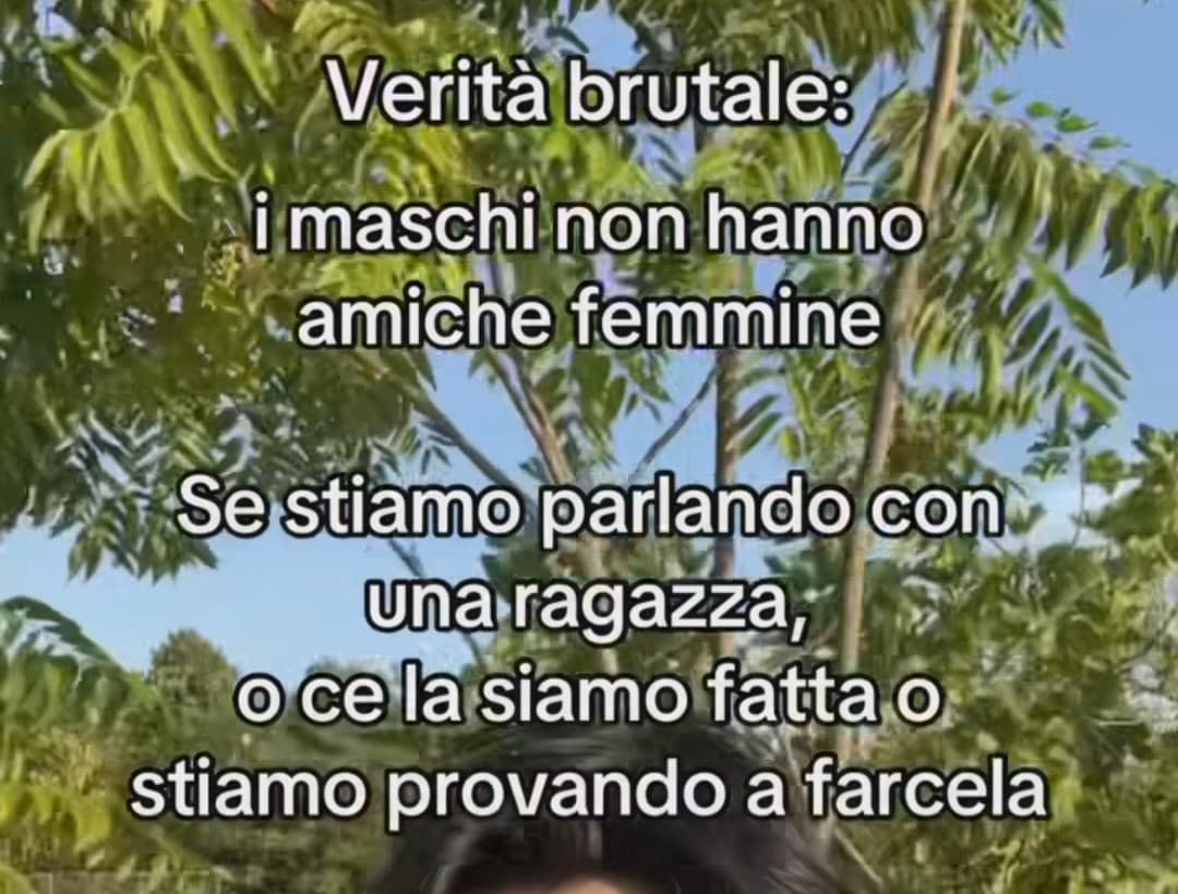 Pensa ammettere che tutte le tue amicizie con ragazze sono finte, perché sei solo un disperato che spera di scoparci