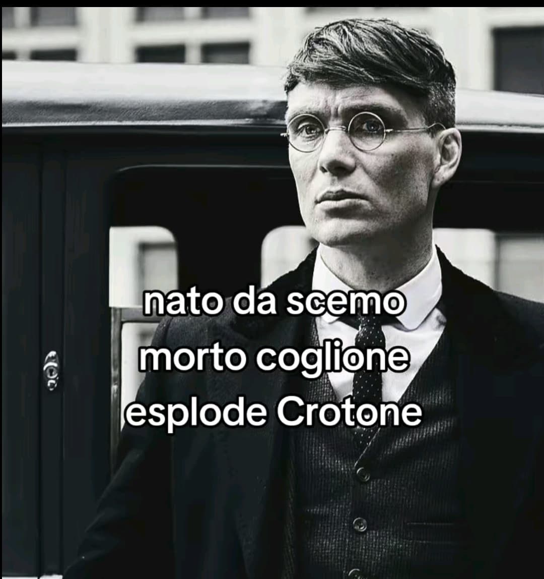 una cosa che nei film ritraggono come eccitante sexy ma che a me fa profondamente RIBREZZO é mettere la crema sulla schiena di qualcuno cioè in che modo dovrebbe essere sensuale sta roba 