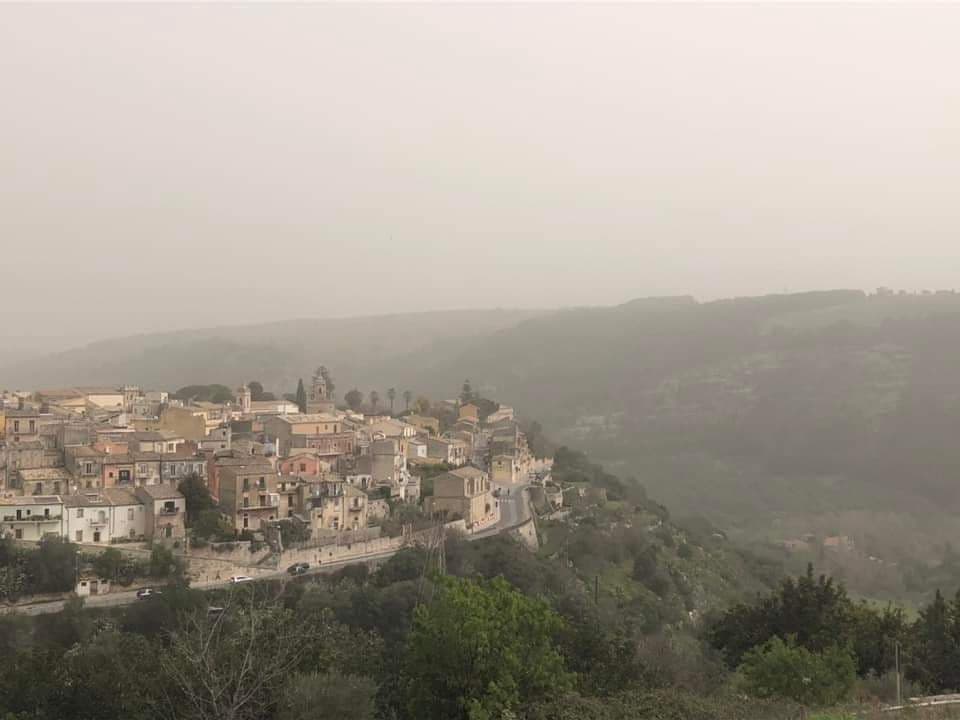 Oggi la Sicilia è interessata da una tempesta di sabbia del Sahara (come se la siccità non bastasse). Nella foto Ragusa 