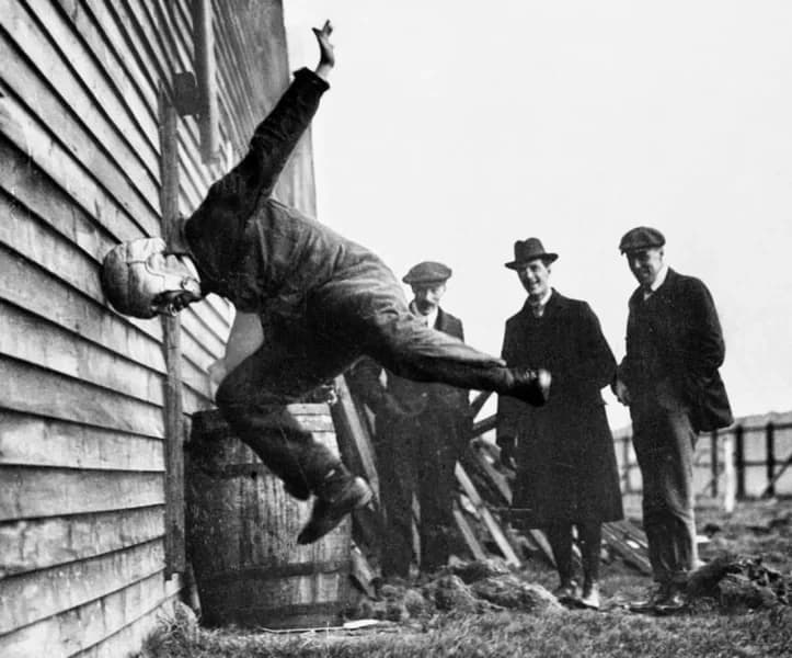 Test di resistenza dei caschi da football americano, Stati Uniti, 1912.
---
Povero cristo