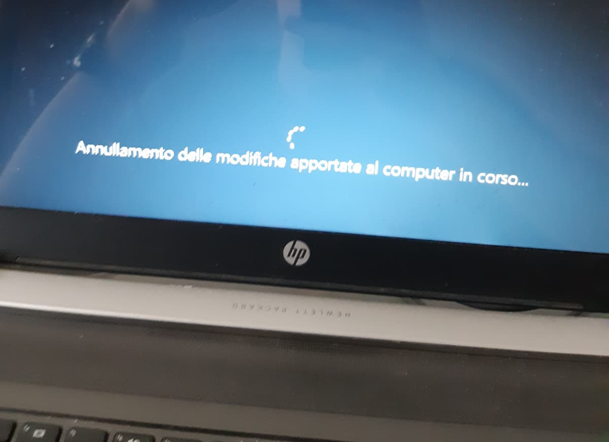 2 f077utissime ore ad "aggiornarsi" e poi fa così. Lo spaccherei in due questo computer. Poi si stacca da solo dal wifi, e devo farci anche degli esami