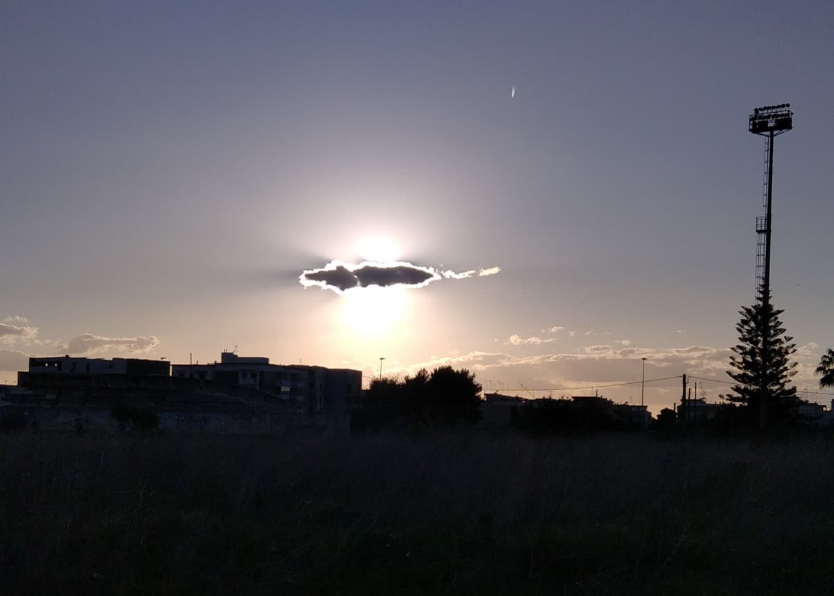 l'estate è tornata, e ho paura che sarà come le precedenti. l'unica persona che voglio al mio fianco mi ghosta, vorrei uscire ma non ho nessuno, con