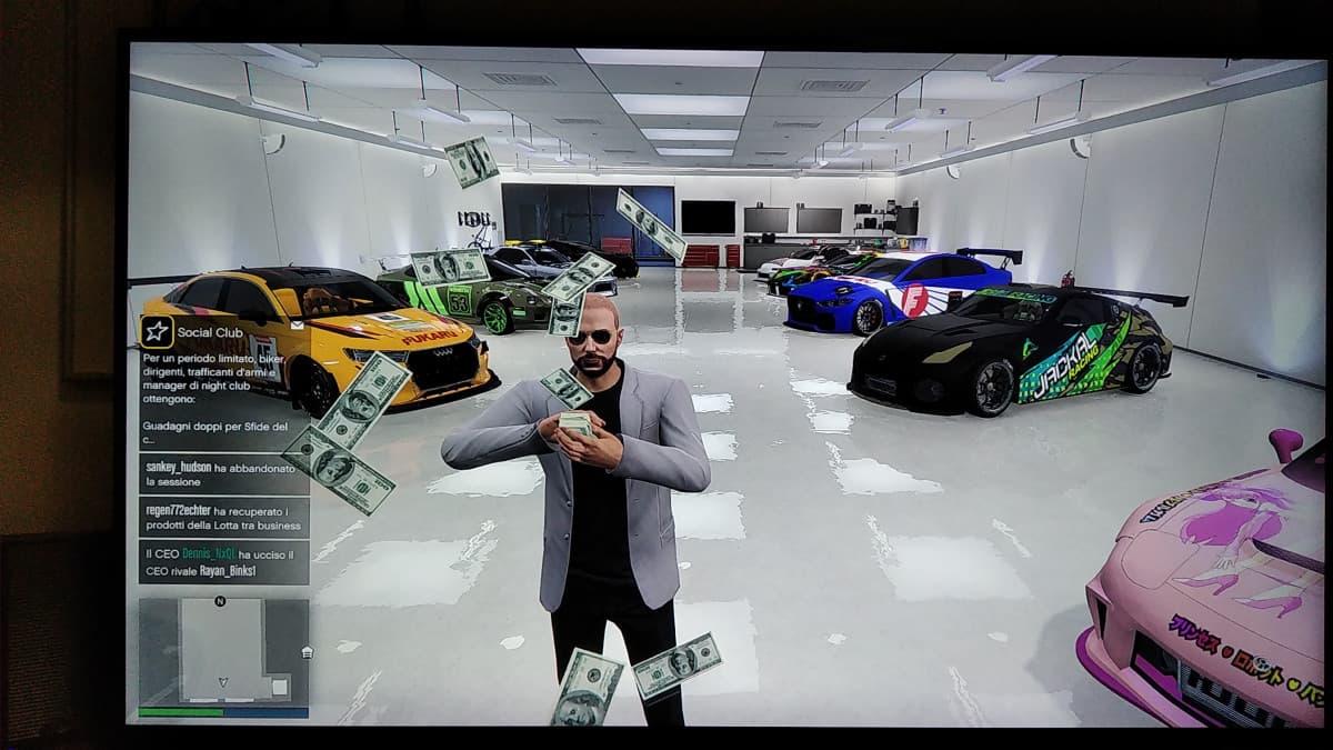 Benvenuti nel mio garage di GTA V (le macchine non sono comunque tutte e non si vedono i fari e i neon customizzati, molto belli)