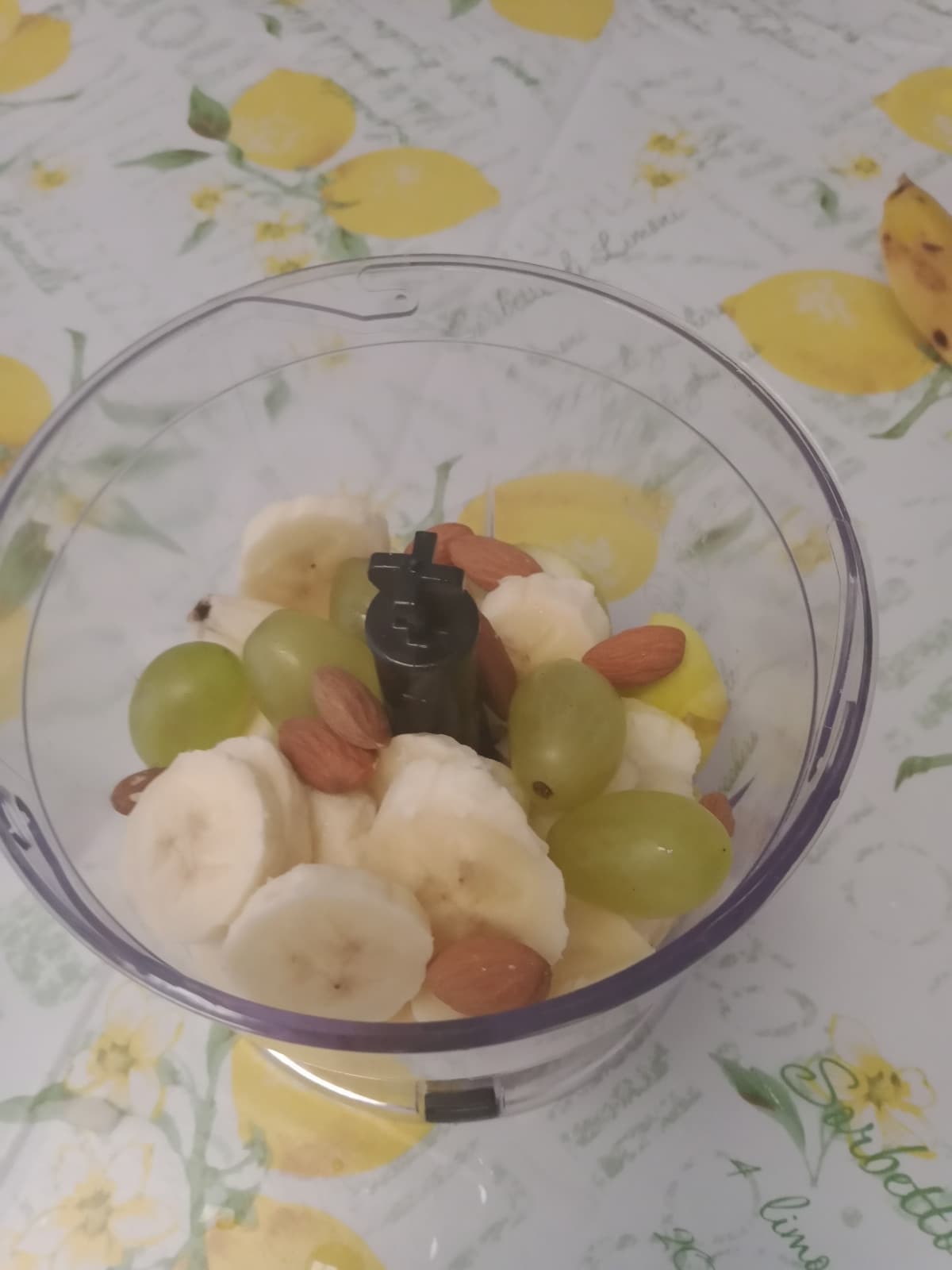 Frulatto con banana, pera, mandorle e uva 