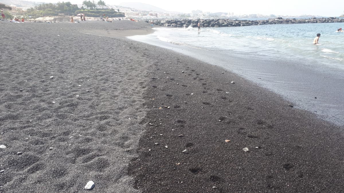 Mi son dovuto prendere le ciabatte, era impossibile camminare qui