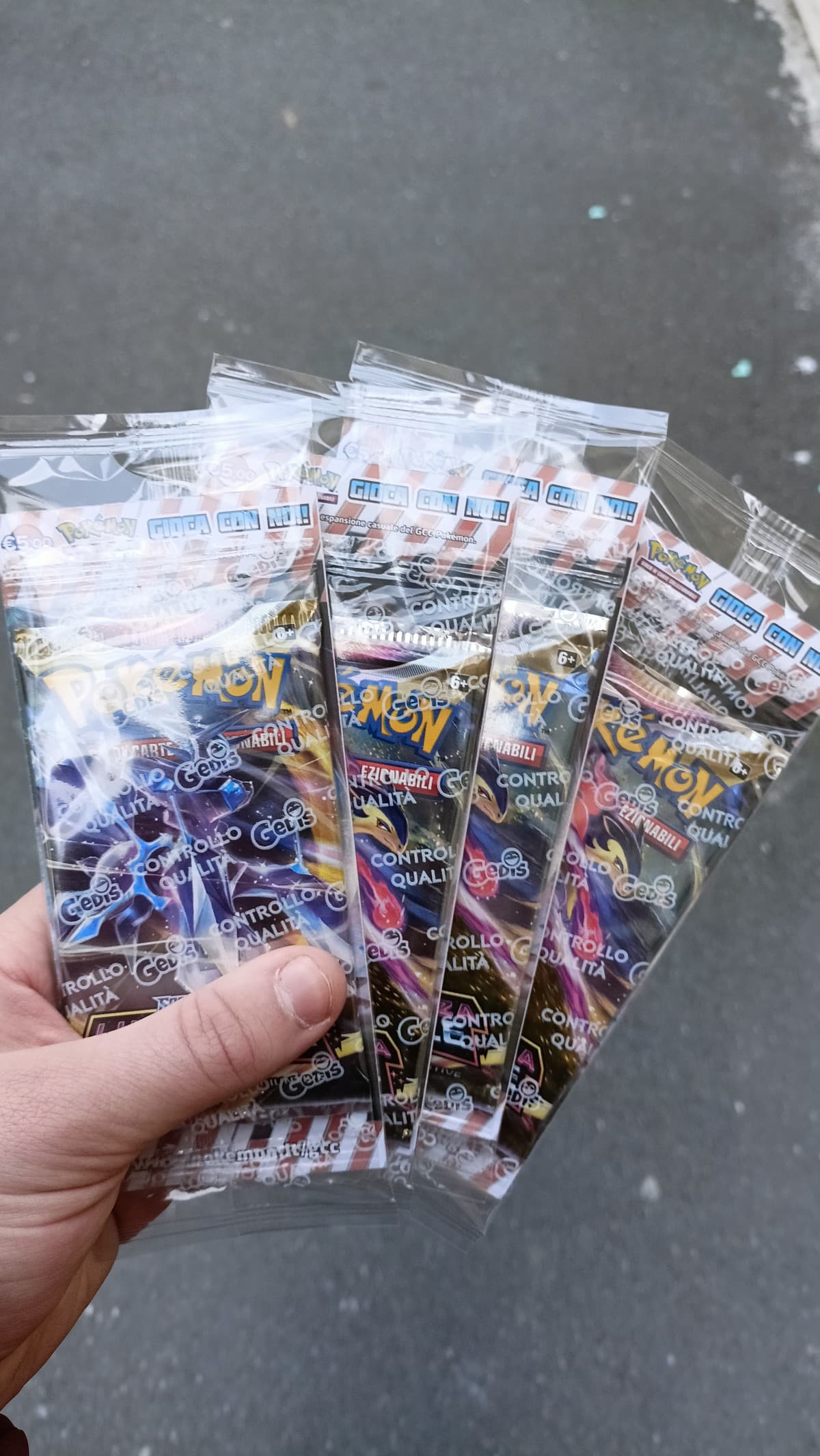 Si sbuccia un po' di Pokémon oggi (20 euro ben spesi e non mi potete contraddire)