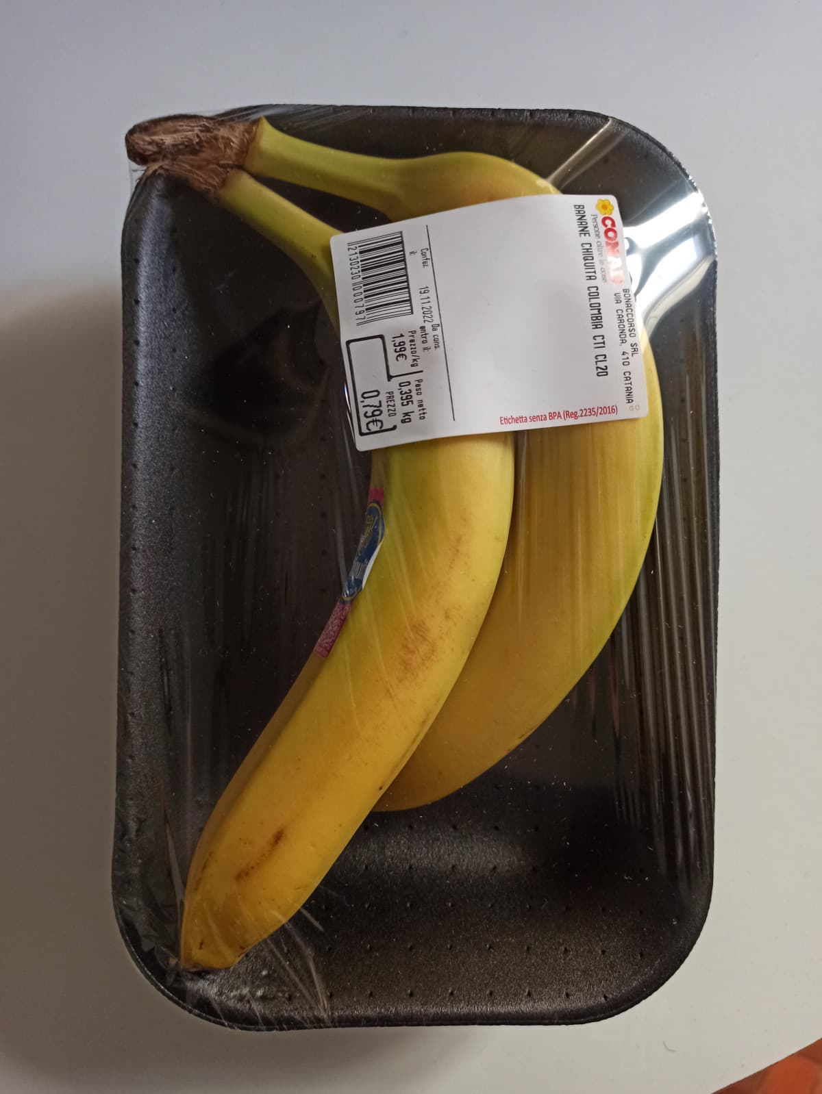 Che spreco di plastica per due banane...