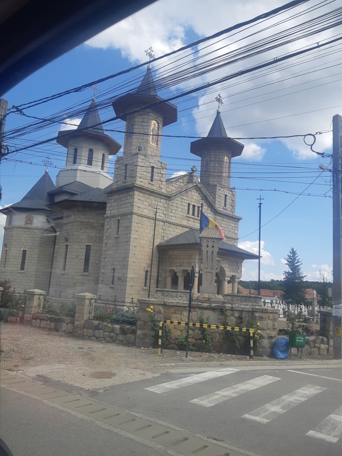 e ci sono anche un sacco di chiese e bandiere dappertutto, i tetti sono bellissimi.