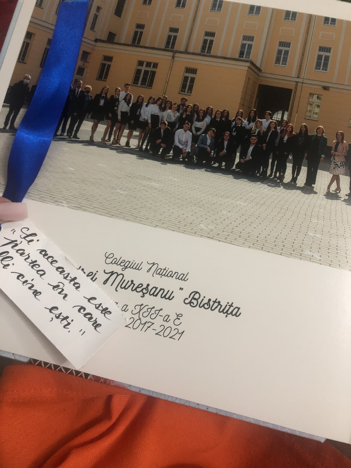 Quando abbiamo finito la scuola i prof ci hanno dato questi biglietti personalizzati e sul mio hanno scritto “e questa è la parte in cui scopri chi sei” 