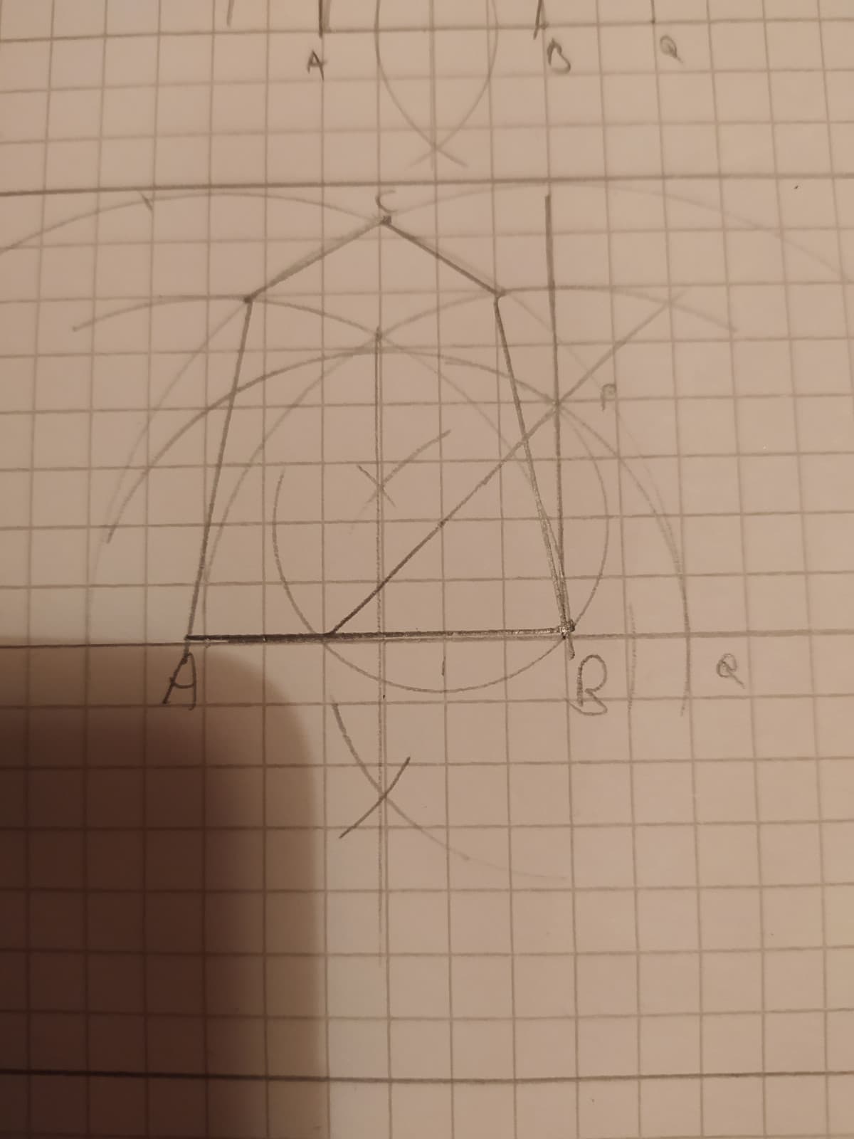 Doveva venirmi un pentagono. Mi viene da piangere. Non so nemmeno come cazzo si faccia perché i miei appunti non sono chiari e il libro ancor meno