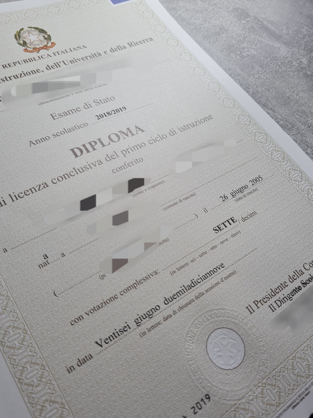 quando ti serve il diploma delle medie per fare la domanda di ammissione alla maturità ma appena te lo trovi davanti senti delle strane voci che ti dicono di dargli fuoco