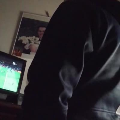 Nessuno: Mio padre durante una partita di calcio: