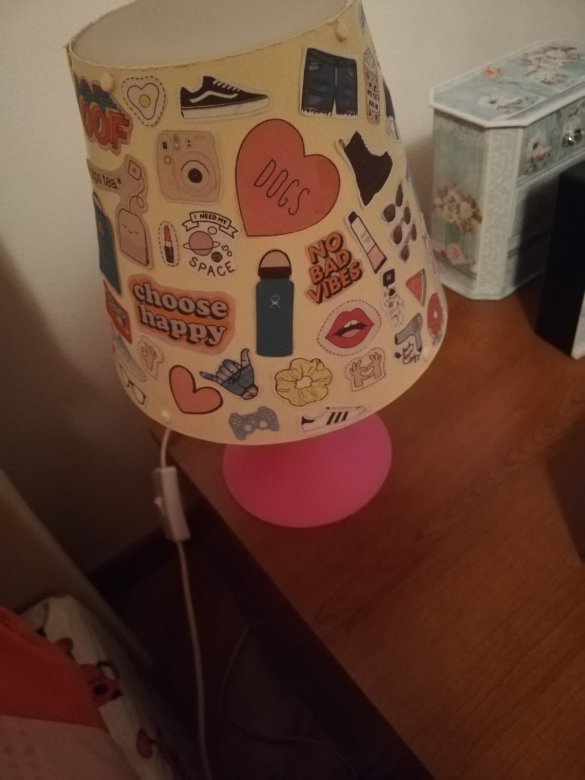 Sono la ragazza che aveva cominciato a dipingere la lampada e beh... Tadaaaaaaan