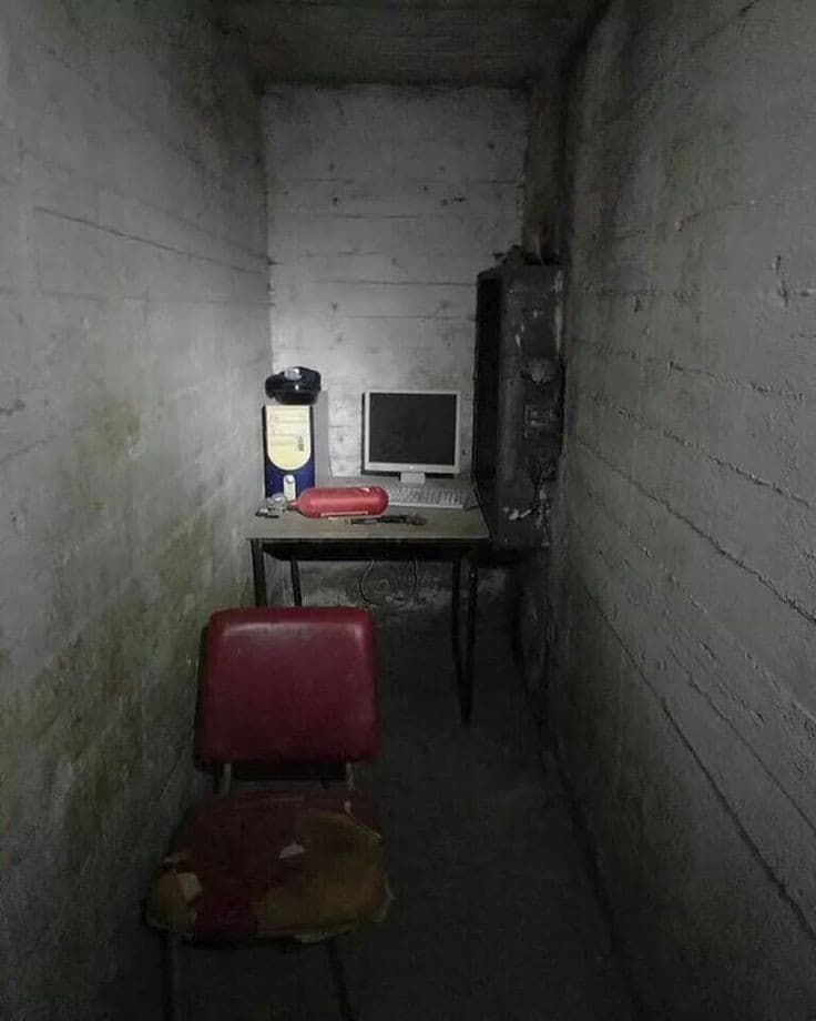 postazione dell'utente medio di insegreto che si finge ragazza di 14 anni o ragazzo gay di 18 e posta segreti cringe