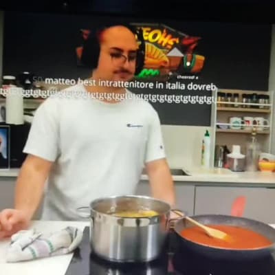 cercavo di non ridere ma era più forte di me quindi beccatevi sto video dove c'è anche la mia risata