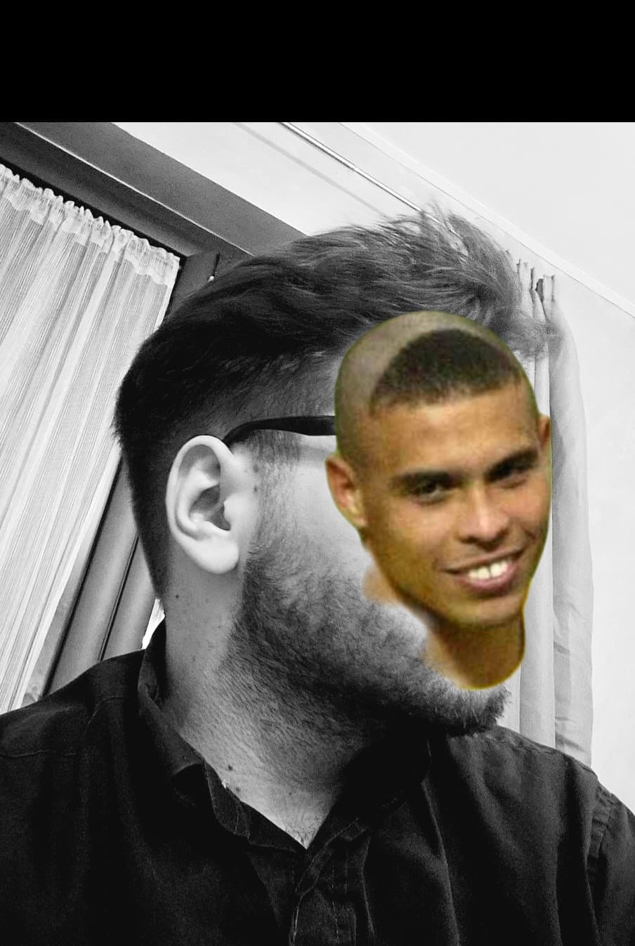 Dite che sono cringe le foto dove si guarda da tutt'altra parte?