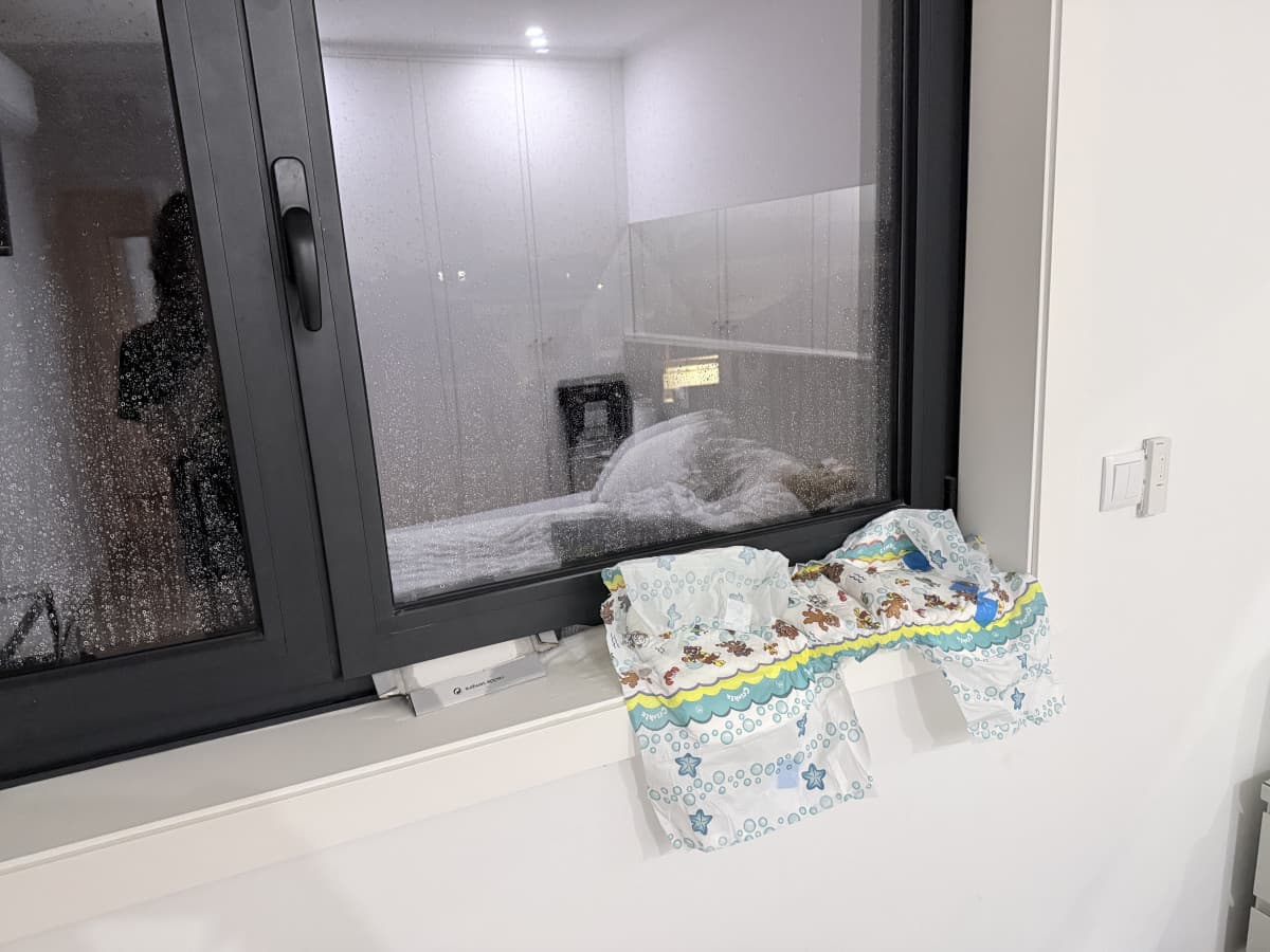 Quando entra l’acqua dalla finestra dell’airbnb ma hai un pannolino per assorbirla durante la notte