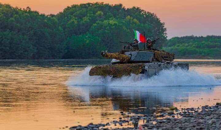 In addestramento con il nostro #Tricolore , che ci accompagna quotidianamente in tutte le attività. Buon giorno e buon inizio settimana a tutti da ministro della difesa. #Esercito
