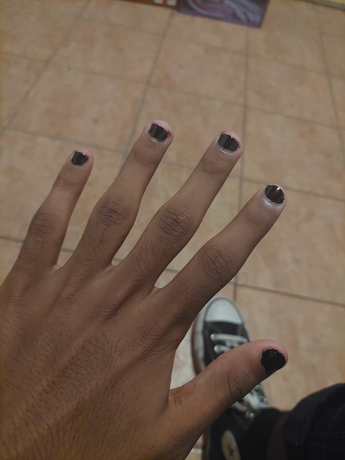 Sono un ragazzo ed è la prima volta che mi metto lo smalto. Anche se è uscito una merda mi piace tantissimo.