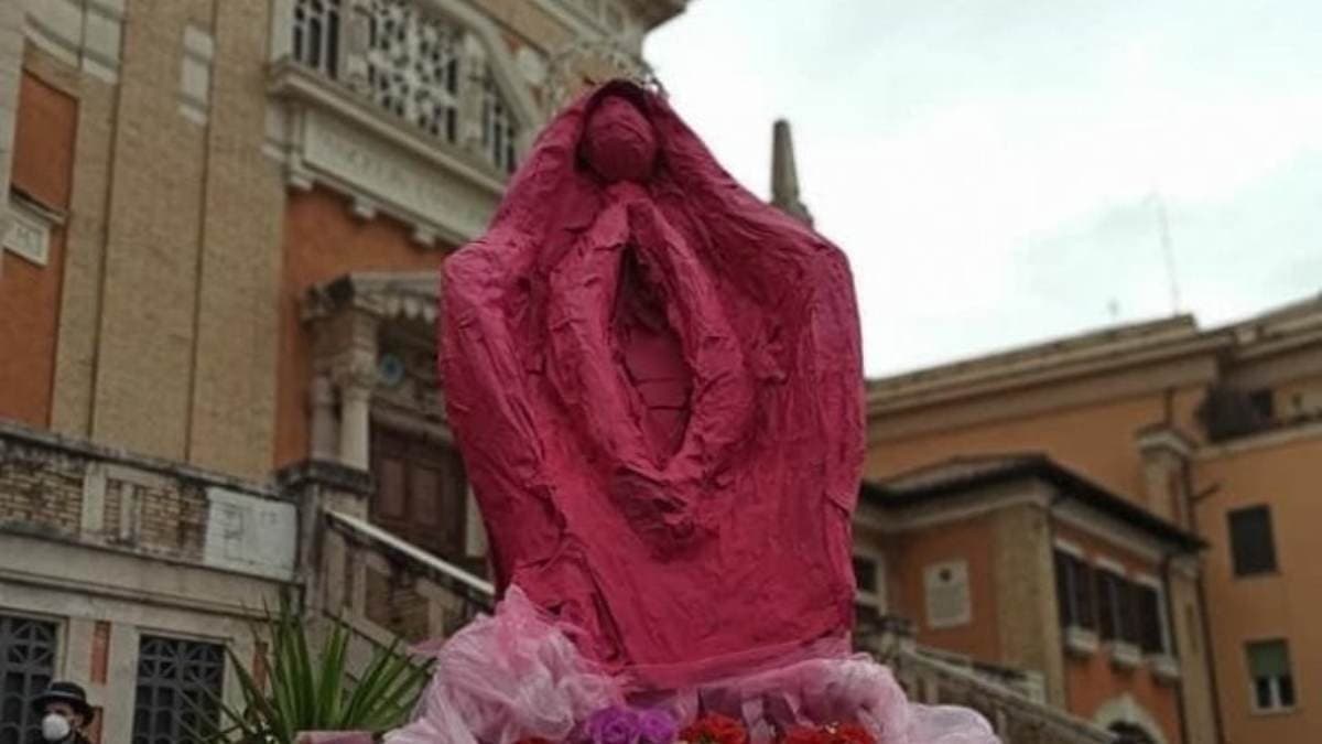 Protestare contro il patriarcato rappresentando la più importante figura femminile religiosa come una semplive vagina: 250 1Q