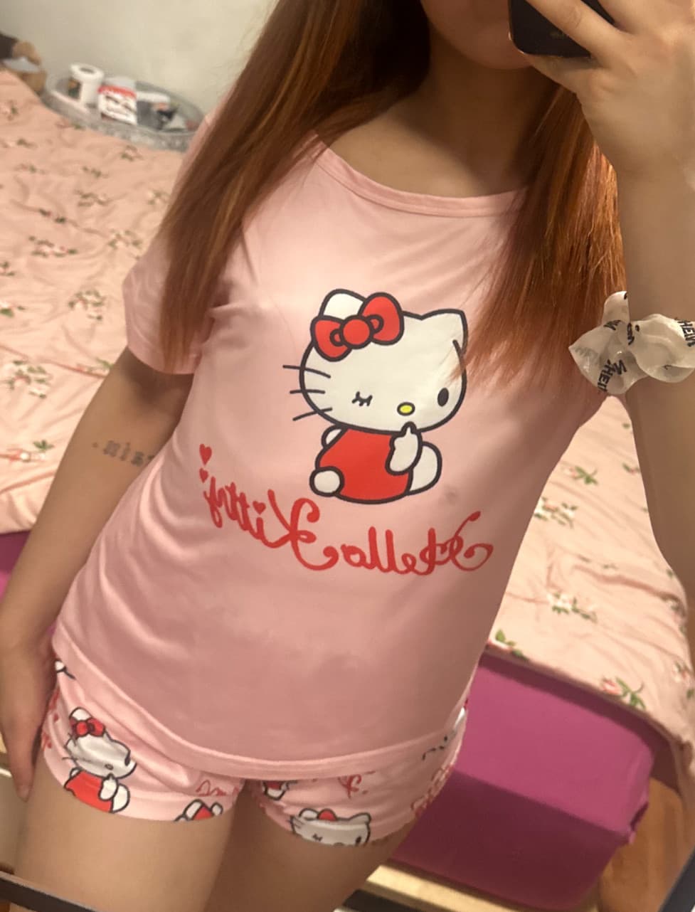 Mi hanno regalato il pigiama di hello kitty, e con questo sembro una 16enne, bene così non dimostro la mia vecchiaia