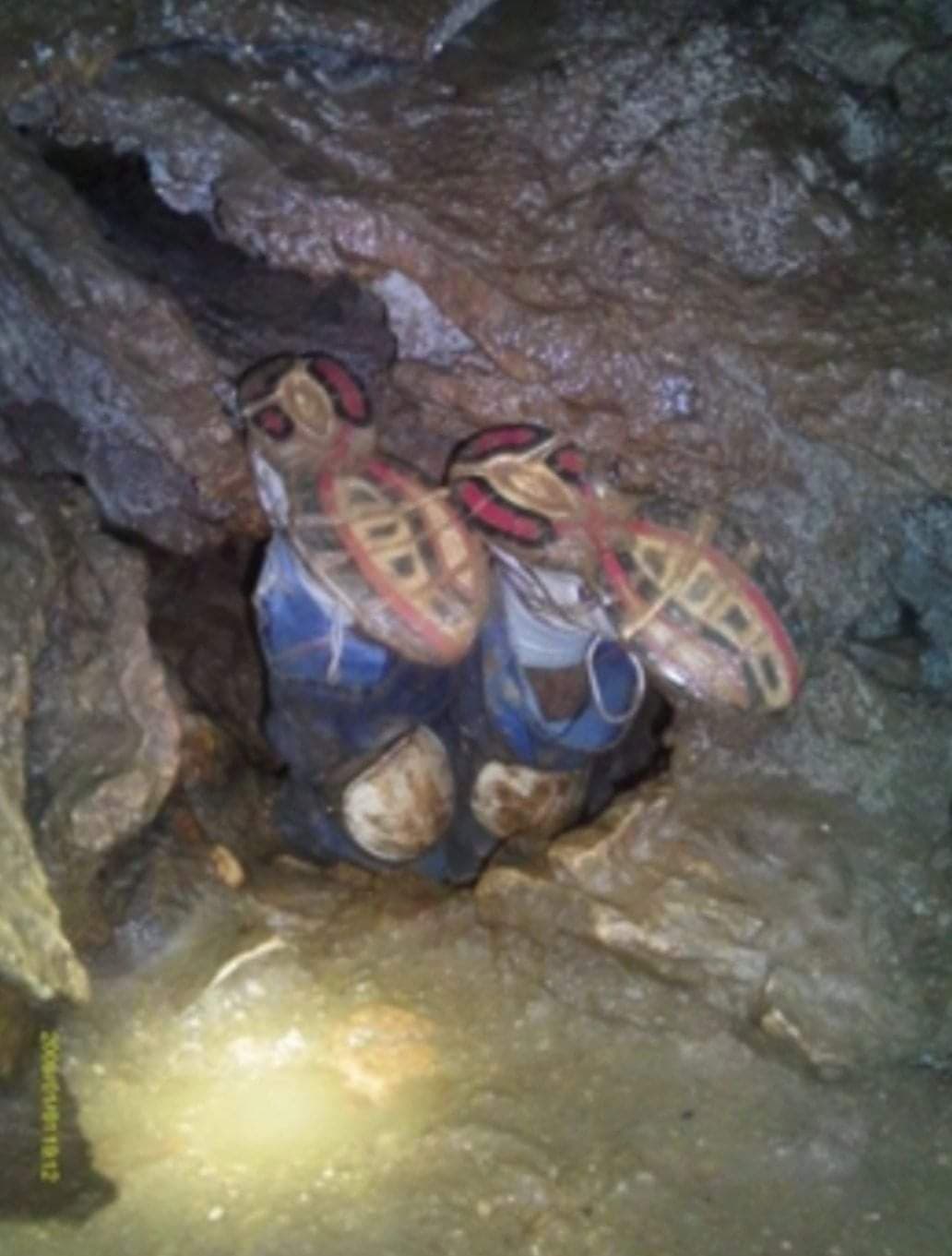 Nel 2009 John Edward Jones, 26 anni, decise di esplorare la grotta Nutty Putty nello Utah con la sua famiglia e gli amici.Mentre si incamminava attraverso il tunnel nella grotta, notò che diventava sempre più stretto.
Alla fine si trovò bloccato a facc