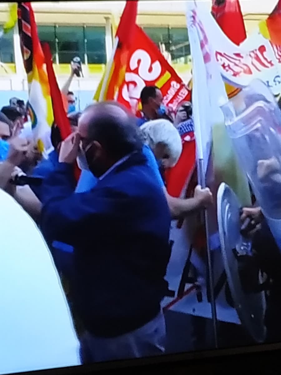 Che merda la sinistra ed ogni suo partito, questa é la mentalità delle teste di cazzo che ne fanno parte