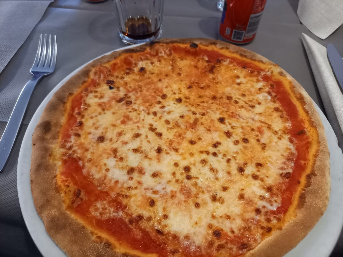siamo arrivate a scuola alle 14:16, eravamo al pelo ma almeno avevamo tre fette di pizza a testa(fredda ma shhh) , all'intervallo ci guardavano con l'acquolina in bocca