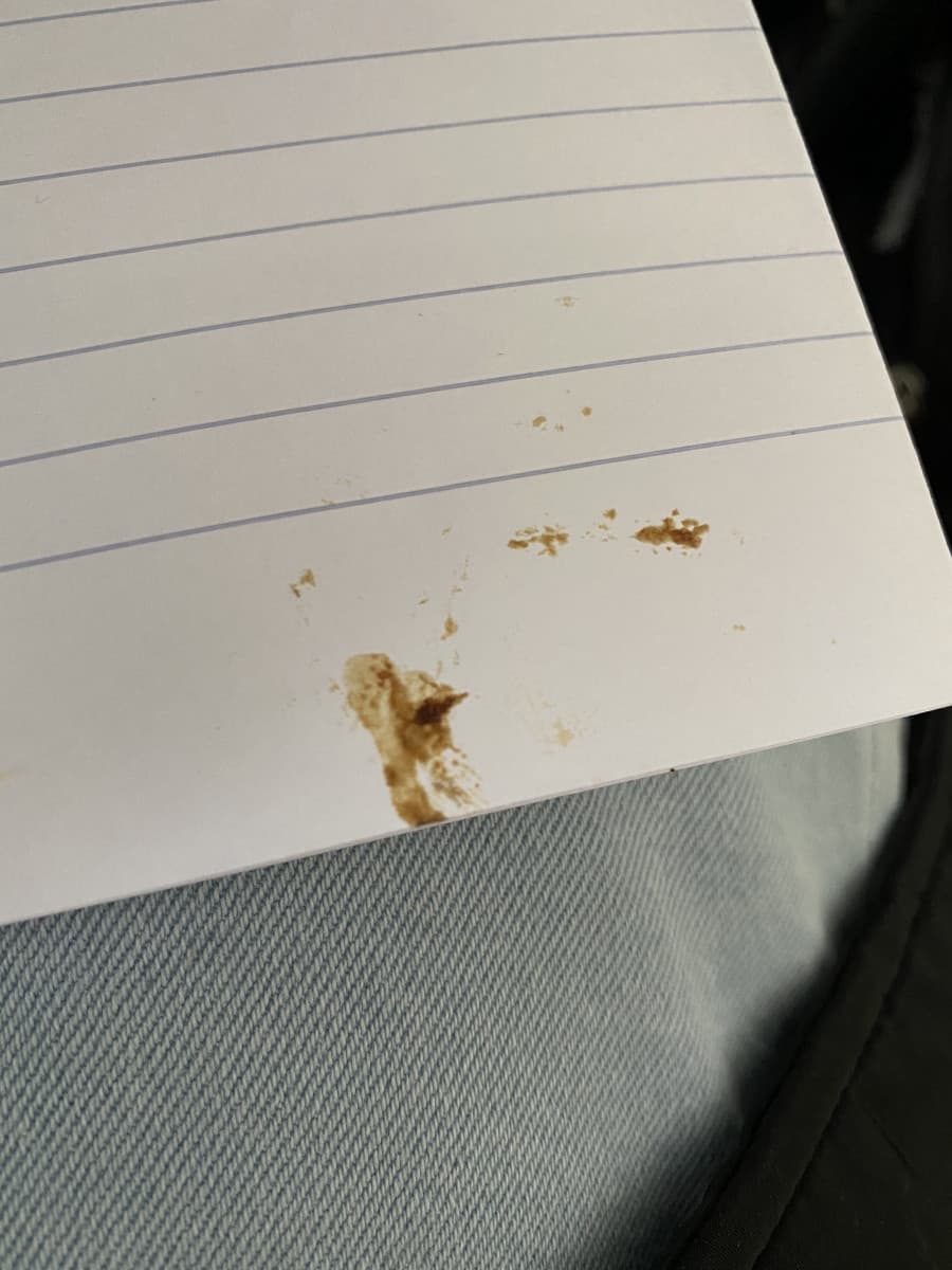 oggi il prof mi ha restituito questa verifica con questa sospetta macchia. Mi chiedo se ci abbia cagato sopra mentre la correggeva oppure non so spiegarmelo