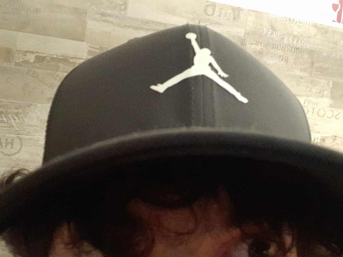 ultimamente giro sempre col cappello perché ho paura che la gente vedendomi i ricci pensi che abbia la permanente e mi scambi per un maranza