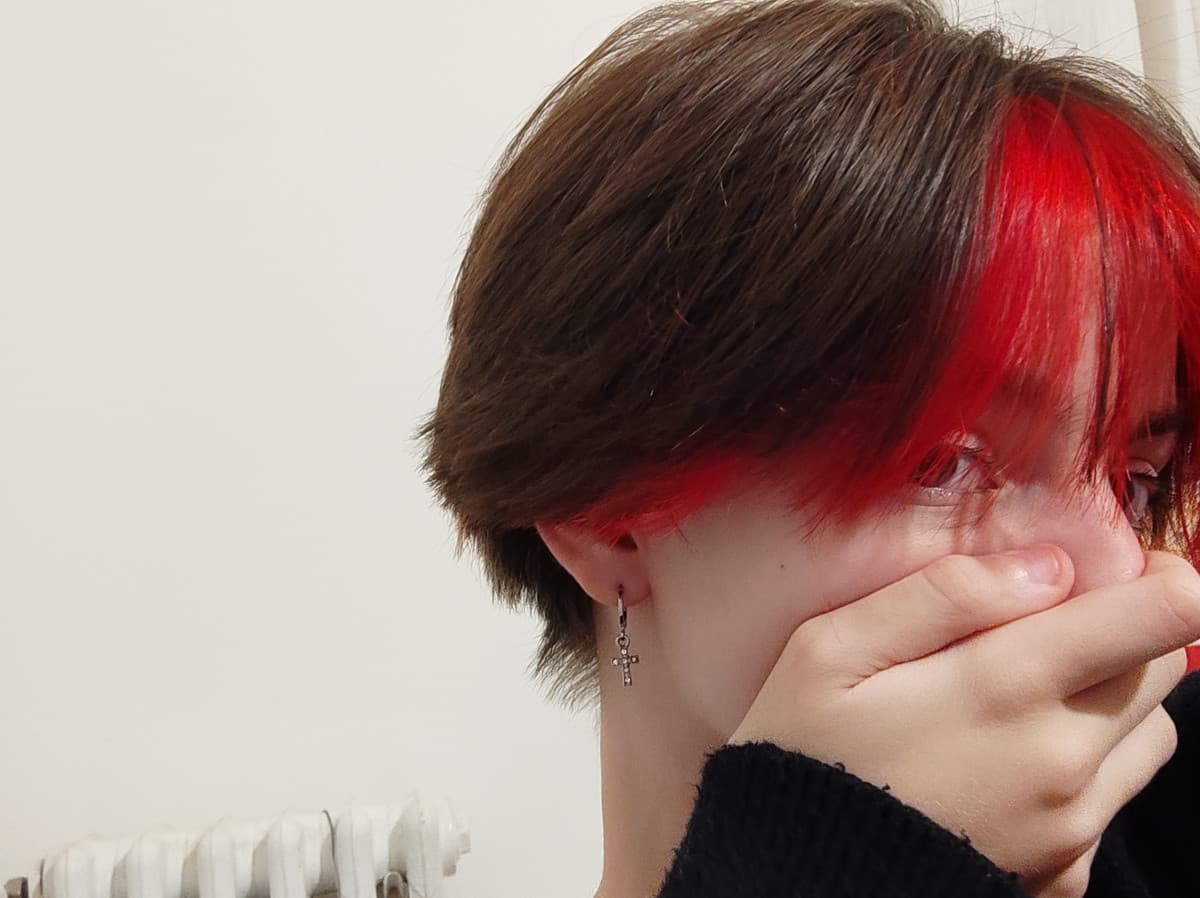 ho fatto i capelli magenta ‼️ dalla foto sembrano rossi ma sono più verso il fucsia ehwjwhwi desc.