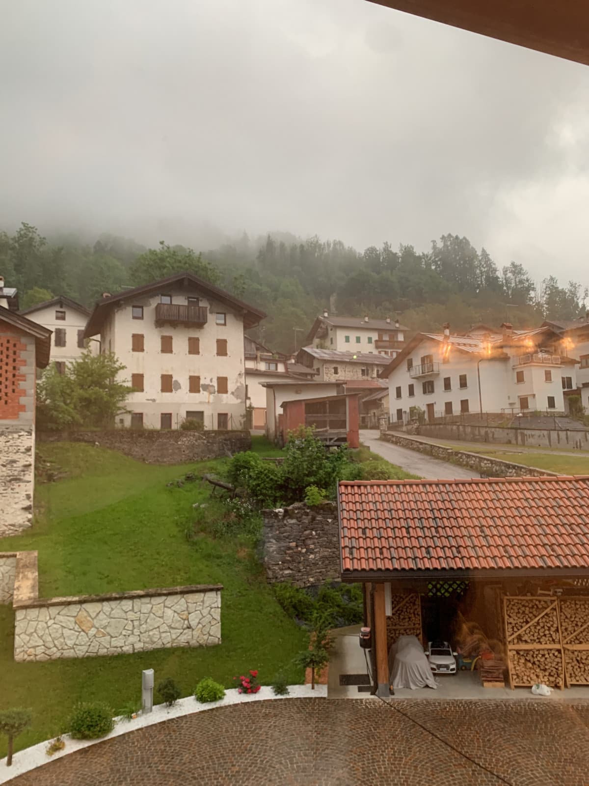 Quest'estate il sito è noioso e gli unici pochi shout mi fanno ingelosire in qualche modo non so come dire perché succedono cose che io non farò mai. Vabbè basta che penso a settembre dai (e al presente in molti temi ovviamente).