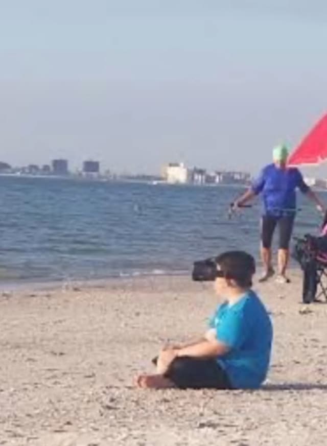 Questa foto mi ricorda mio zio che mi regalò degli occhiali come questi ma di cartone, solo che dovevano collegarsi a un'app che nel mio telefono vecchio non faceva.. secondo voi mi ha ingannato e in realtà erano finti? HAHAHA