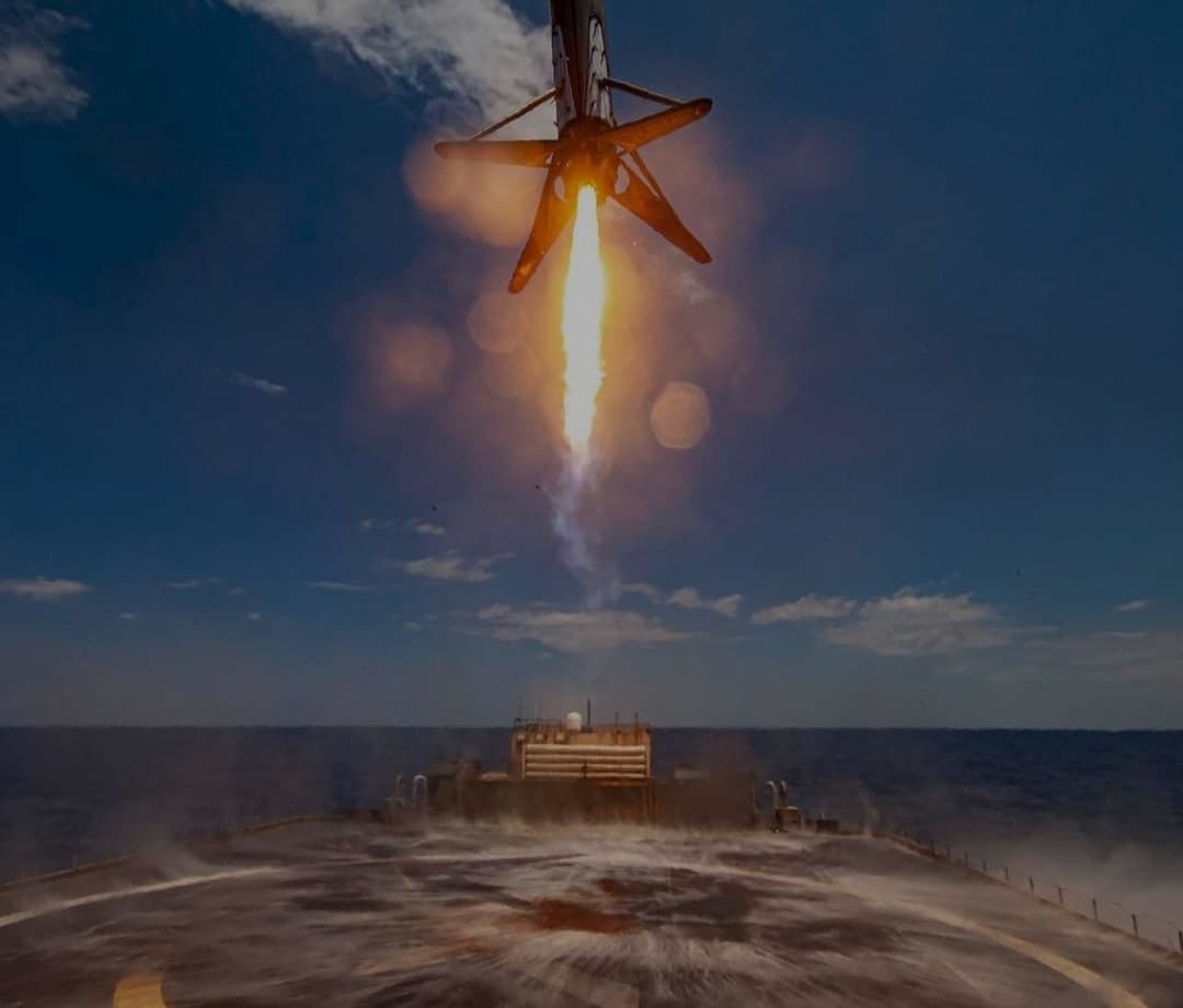 Scatto dell'atterraggio del Falcon 9 di space x