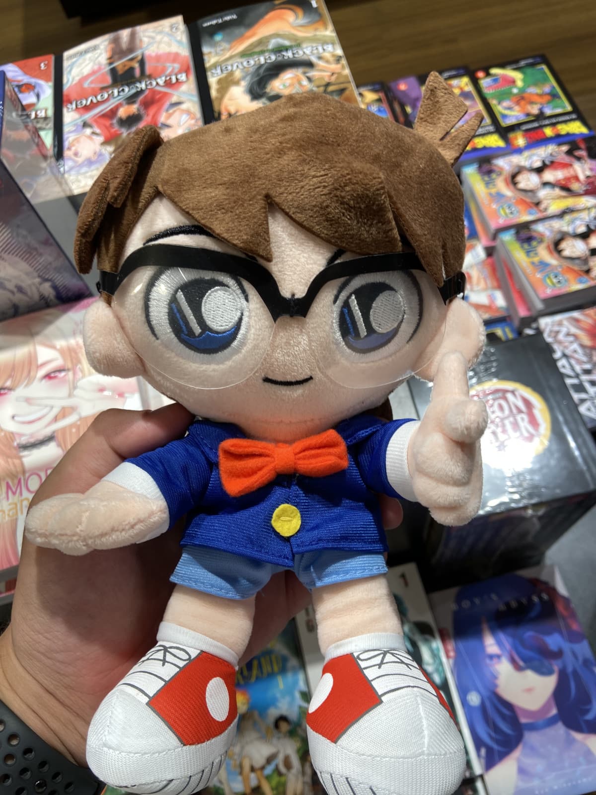 QUANTO è CARINO. Se avessi i soldi lo avrei preso ma avevo solo 12€ e ne costava 16€, vabbè mi accontento del manga